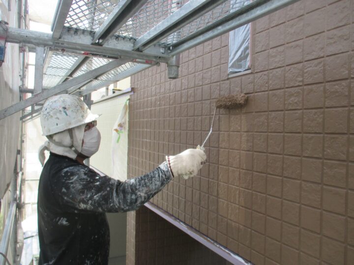 上塗り作業中（外壁）カラーPX-726