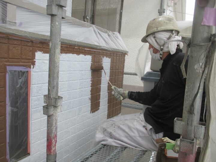 中塗り作業中（外壁）カラーPX-726