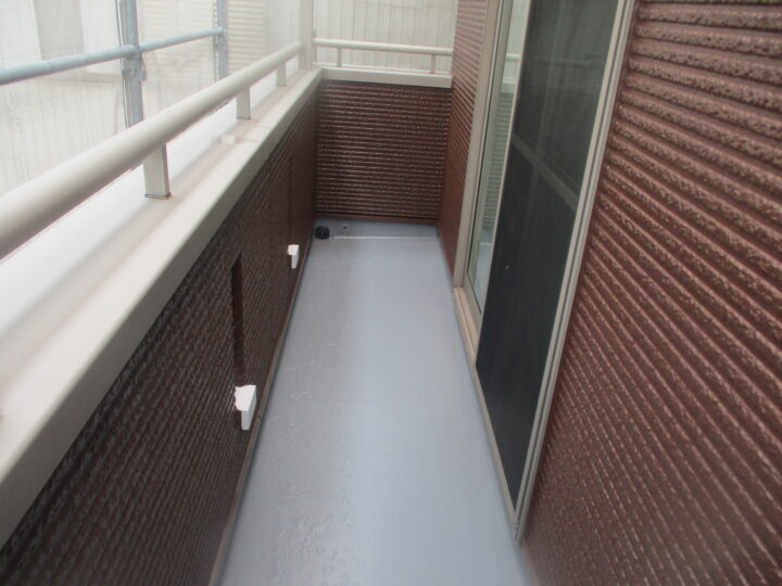 ベランダ床面塗装【上塗り作業後】