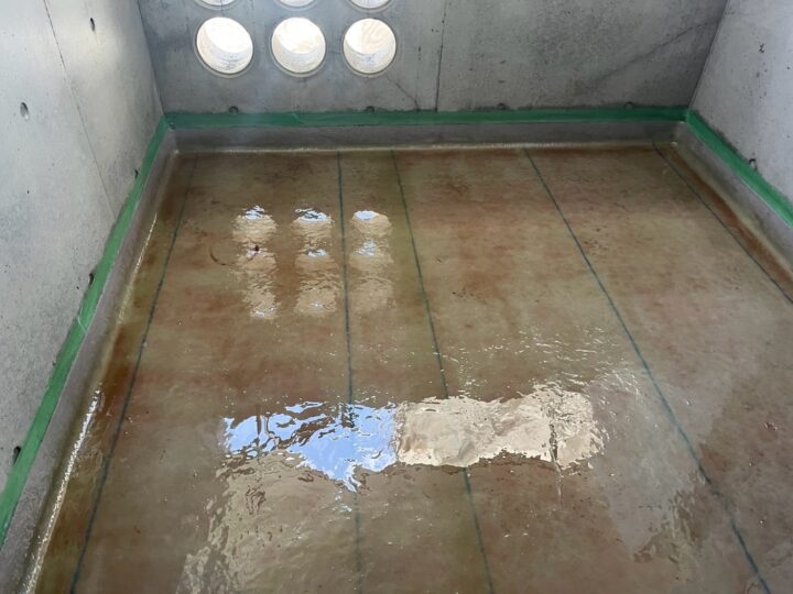 ベランダ床面【中塗り作業後】