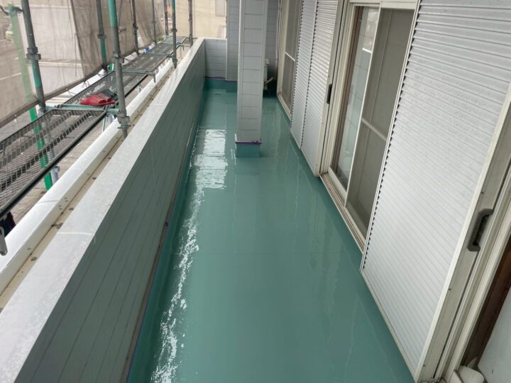 ベランダ床面【中塗り作業後】