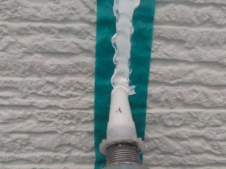 外壁補修工事【シーリング】充填作業中