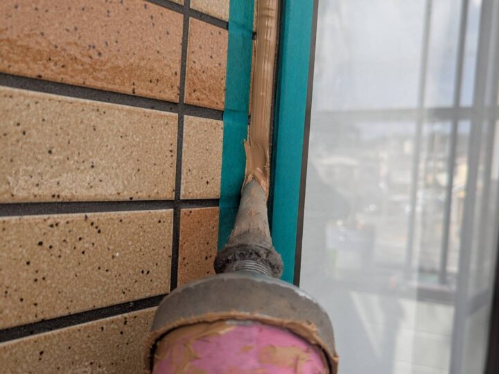 外壁補修工事【シーリング】充填作業中