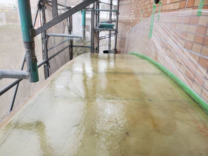 玄関ポーチ【中塗り作業後】